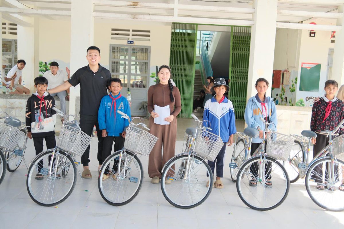 Balo quà tặng học sinh tại xã Đam Rông 4 - tỉnh Lâm Đồng