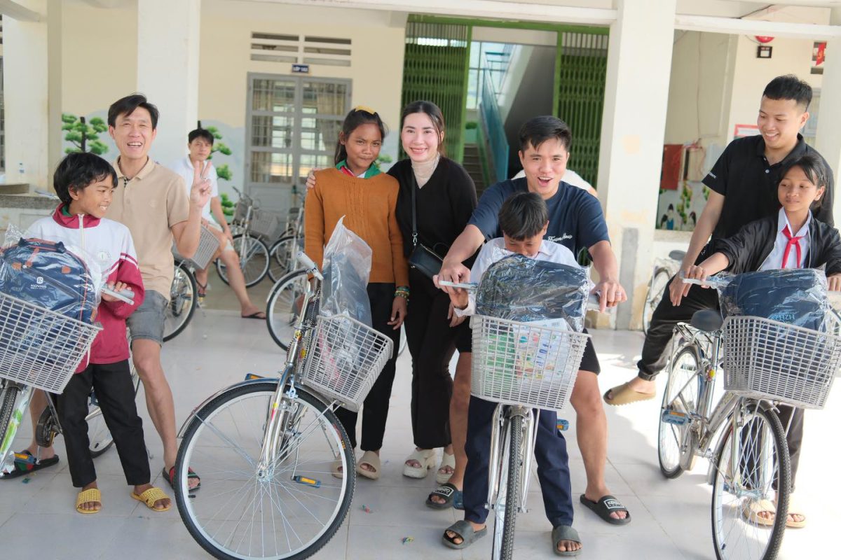 Balo quà tặng học sinh tại xã Đam Rông 4 - tỉnh Lâm Đồng